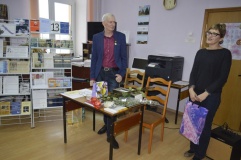 Директор МБУ ЦБС Москалькова поздравляет юбиляра